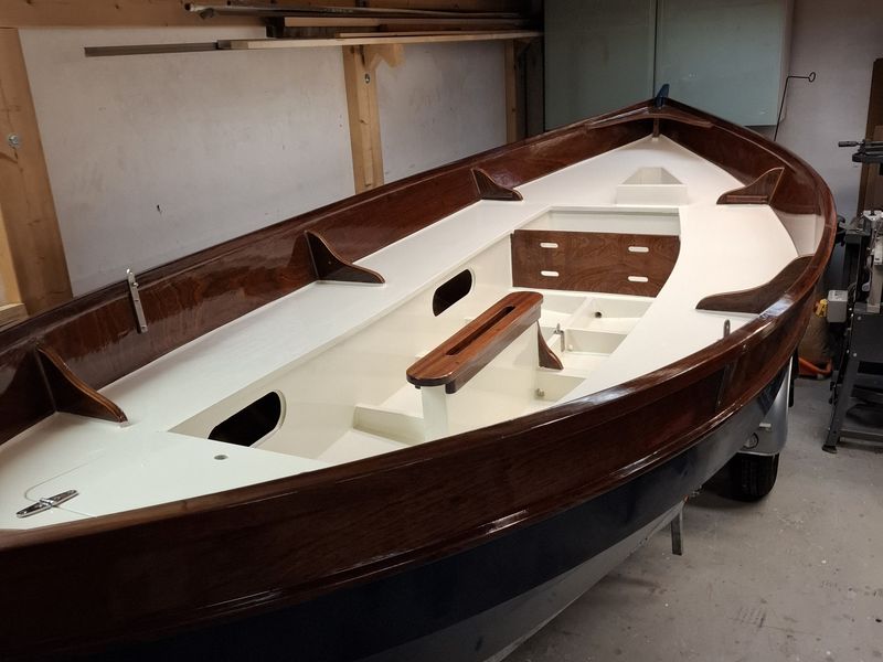 Interieur van een Lobster 12,5 in aanbouw met witte luchtkasten en gelakte mahonie doften