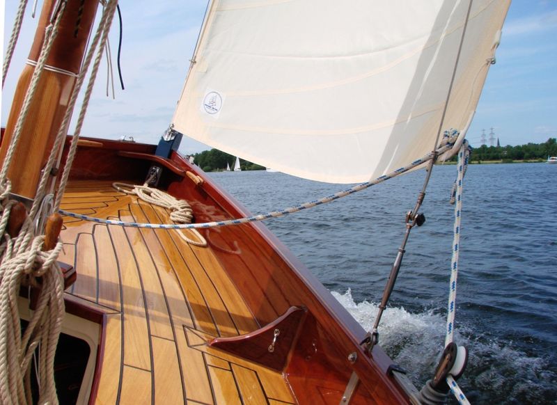 Zeilende Lobster 21,5 spiegelsloep met teaklook-dek en wit gaffelzeil